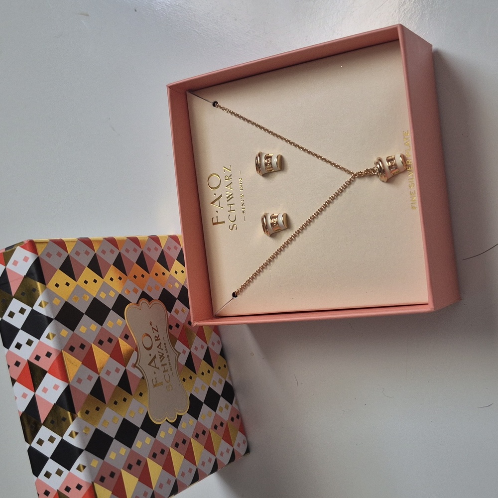 FAO Schwarz COFFEE Necklace and Earring Set With Little Coffee Cups Gold